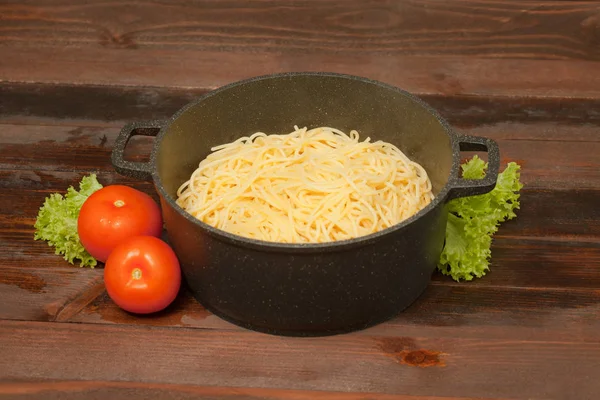 Alüminyum non-sopa cookware ahşap zemin üzerine sebzeli