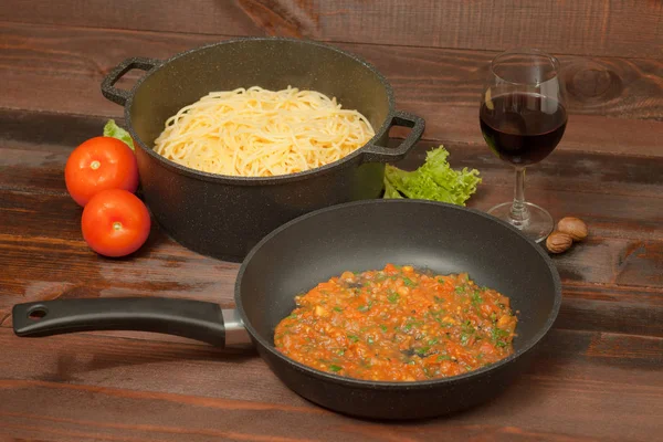 Alüminyum non-sopa cookware ahşap zemin üzerine sebzeli