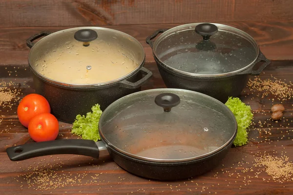 Alüminyum non-sopa cookware ahşap zemin üzerine sebzeli