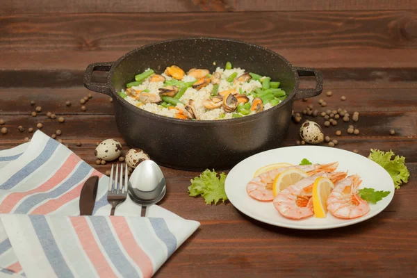 Alüminyum non-sopa cookware ahşap zemin üzerine sebzeli