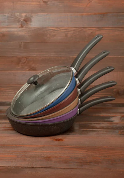 Alüminyum non-sopa cookware ahşap zemin üzerine sebzeli