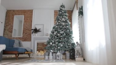 Güzel yeni yıl Noel ağacı ve süslemeleri ile iç