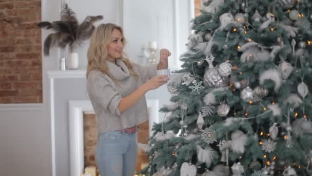 Een Mooi Meisje Versiert Een Grote Kerstboom — Stockvideo