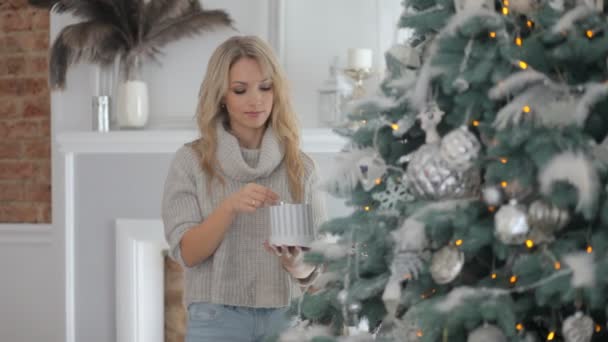 Een Mooi Meisje Versiert Een Grote Kerstboom — Stockvideo