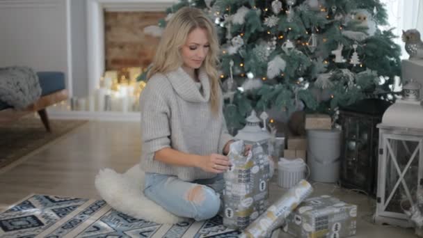 Schöne Mädchen Packt Geschenke Der Nähe Des Großen Weihnachtsbaums — Stockvideo