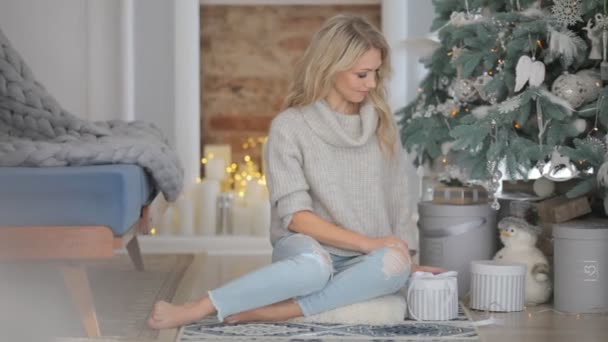 Schöne Mädchen Packt Geschenke Der Nähe Des Großen Weihnachtsbaums — Stockvideo