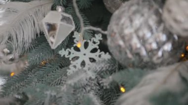 Güzel oyuncaklar ile büyük Noel ağacı