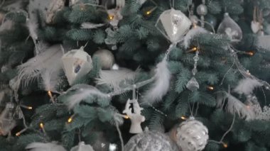 Güzel oyuncaklar ile büyük Noel ağacı