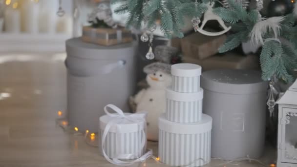 Hermosa Chica Está Empacando Regalos Cerca Del Gran Árbol Navidad — Vídeos de Stock