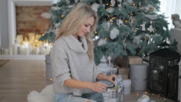 Mooi Meisje Packing Presenteert Buurt Van Grote Kerstboom — Stockvideo