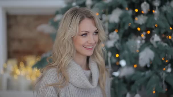 Das Mädchen Großen Weihnachtsbaum — Stockvideo