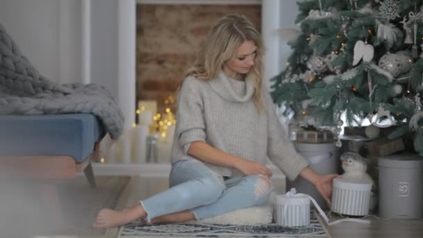 Mooi Meisje Packing Presenteert Buurt Van Grote Kerstboom — Stockvideo