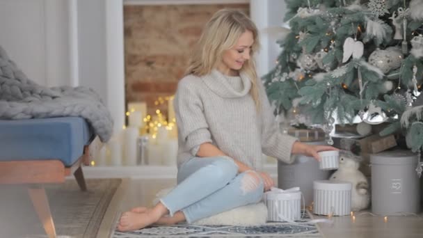 Beautiful Girl Packing Presents Big Christmas Tree — Stock Video