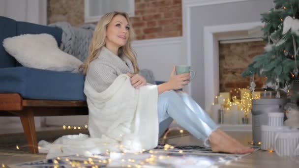 Gyönyörű Lány Egy Csésze Forró Itallal Karácsonyfa Közelében — Stock videók