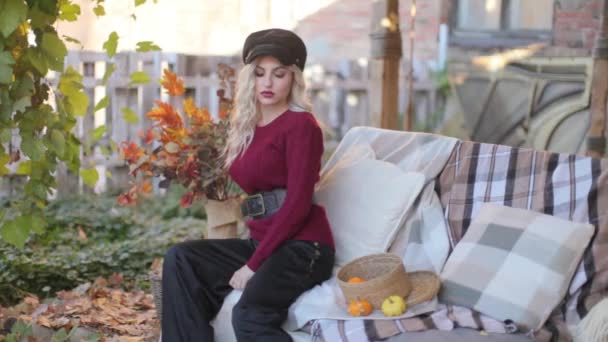 Blonde fille dans un pull rouge à une séance photo — Video