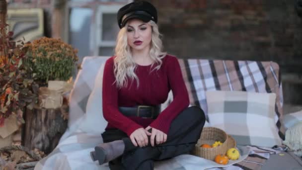 Блондинка в красном свитере на фотосессии — стоковое видео