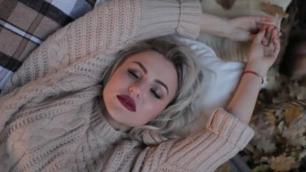 写真撮影にベージュ色のセーターでブロンドの女の子 — ストック動画