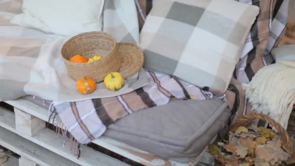 秋天小屋区域与毯子和南瓜 — 图库视频影像