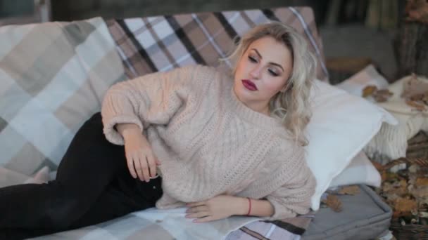 Blondes Mädchen Beigen Pullover Bei Einem Fotoshooting — Stockvideo