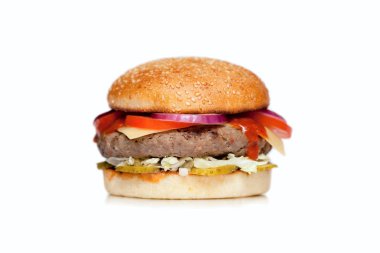 Beyaz bir arka plan büyük bir pirzola, peyniri, salatalık, domates, soğan, lahana, sos ve susam çörek ile sulu hamburger