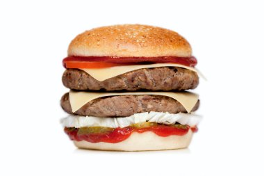 İki Beşamel sos, peynir, salatalık, domates, soğan, lahana, sos ve susam çörek beyaz bir arka plan ile sulu hamburger