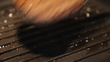 İştah açıcı pirzola bir tencerede kızartılır
