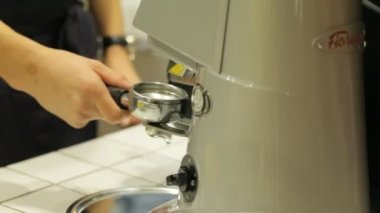 Barista kız Amerikalı beyaz bir bardak içki alıyor.