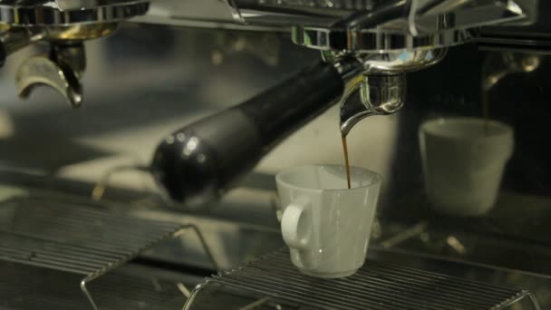 咖啡师女孩倒在一个白色的杯子里的美国 — 图库视频影像