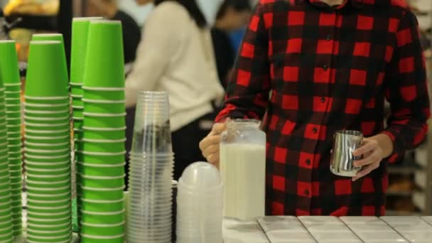 Una Chica Café Vierte Leche Una Jarra Vaso — Vídeos de Stock