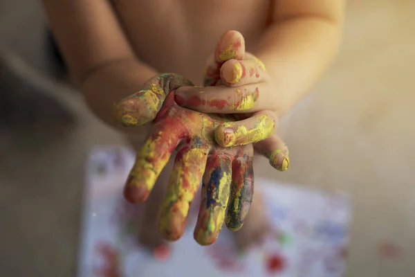 Kinder Malen Ihre Hände Leuchtenden Farben Finger Zeichnen Kinderhand — Stockfoto