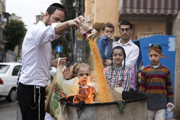 Believers Israelis Burn All Flour Products Religious Holiday Passover — Stock Photo, Image