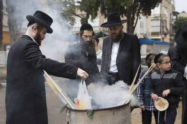 Believers Israelis Burn All Flour Products Religious Holiday Passover — Stock Photo, Image