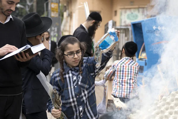 Believers Israelis Burn All Flour Products Religious Holiday Passover — Stock Photo, Image