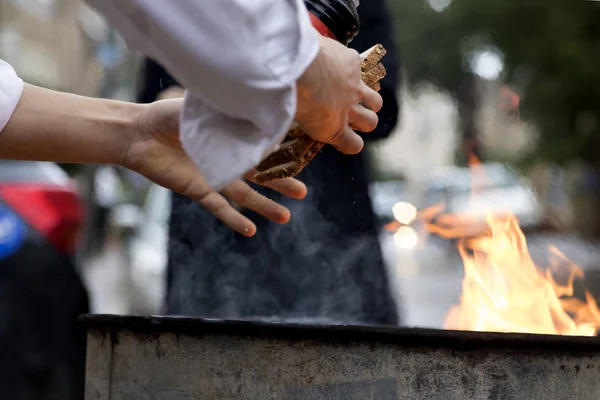 Believers Israelis Burn All Flour Products Religious Holiday Passover — Stock Photo, Image