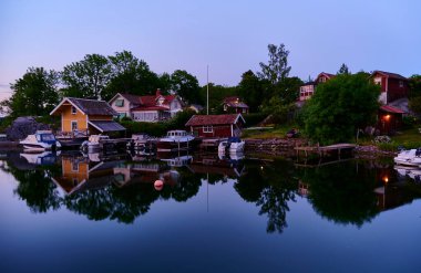 Büyük bir iskelesi ve balıkçı kulübelerinin ve kulübelerinin olduğu körfez bu akşam çok güzel bir gökyüzü tarafından yansıtılıyor.