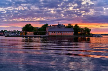 Vaxholms Kalesi Stockholm körfezini savunmak için inşa edildi ve bu güzel akşamda görkemli bir kaledir.