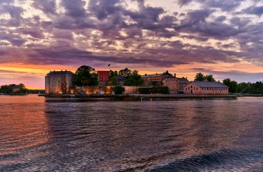 Vaxholms Kalesi Stockholm körfezini savunmak için inşa edildi ve bu güzel akşamda görkemli bir kaledir.