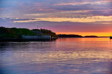 Öküz Derinliği 'nin Stockholm koyunu savunmak için boğazın her iki tarafında da eski tahkimatlar var. Varmdo tarafında Fredriskborg 'un kalesi ve Rind tarafında da Oscar Fredriksborgs' un kalesi var..