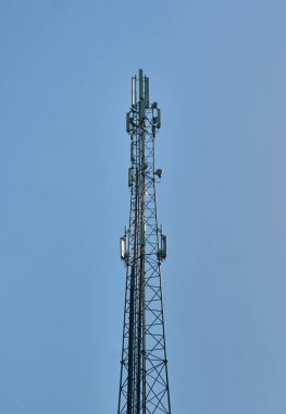 Birçok kullanıcıya iyi bir kapsama sağlamak için ormanın çeşitli bölgeleri arasına taşınabilir direk yerleştirildi.