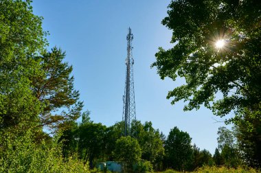 Birçok kullanıcıya iyi bir kapsama sağlamak için ormanın çeşitli bölgeleri arasına taşınabilir direk yerleştirildi.