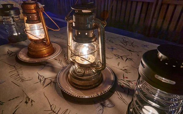 Una Noche Verano Viejas Lámparas Queroseno Utilizan Para Iluminar Crear — Foto de Stock