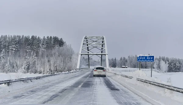 We drive in a magnificent winter landscape with icy roads and beautiful views. The road goes from Lule on the coast of Norrbotten to Jokkmokk in Swedish Lapland and on to a small lake far out in the wilderness — Stock Image Drive Magnificent Winter Landscape Icy Roads Beautiful Views Road Goes Stock Photo