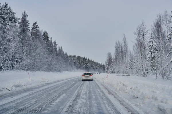 We drive in a magnificent winter landscape with icy roads and beautiful views The road goes from Lule on the coast of Norrbotten to Jokkmokk in Swedish Lapland and on to a small lake far out in the wilderness — Stock Image Drive Magnificent Winter Landscape Icy Roads Beautiful Views Road Goes Stock Photo
