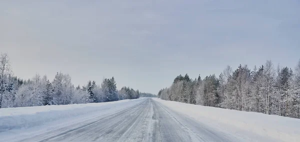 We drive in a magnificent winter landscape with icy roads and beautiful views. The road goes from Lule on the coast of Norrbotten to Jokkmokk in Swedish Lapland and on to a small lake far out in the wilderness — Stock Image Drive Magnificent Winter Landscape Icy Roads Beautiful Views Road Goes Stock Picture