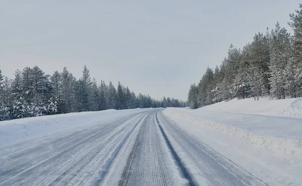 We drive in a magnificent winter landscape with icy roads and beautiful views. The road goes from Lule on the coast of Norrbotten to Jokkmokk in Swedish Lapland and on to a small lake far out in the wilderness — Stock Image Drive Magnificent Winter Landscape Icy Roads Beautiful Views Road Goes Stock Photo
