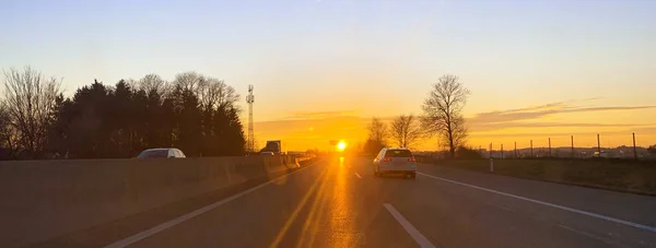 Piękny Zachód Słońca Nad Autostradą Obok Austriackiego Miasta Ebersatzell — Zdjęcie stockowe