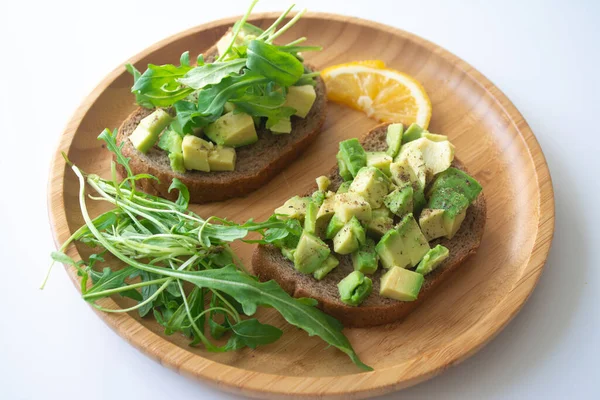 Healthy Breakfast Toasted Rye Bread Avocado Arugula Lemon Juice Salt — Stock Photo, Image