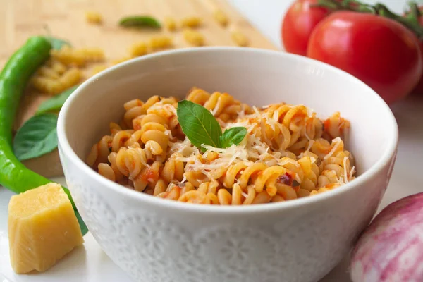 Italiensk Pasta Fusilli Med Färsk Och Kryddig Tomatsås Parmesanost Och — Stockfoto