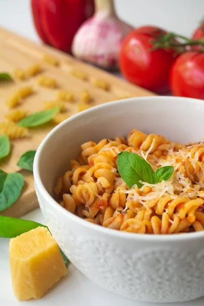 Italiensk Pasta Fusilli Med Färsk Och Kryddig Tomatsås Parmesanost Och — Stockfoto