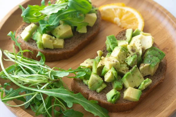 Healthy Breakfast Toasted Rye Bread Avocado Arugula Lemon Juice Salt — Stock Photo, Image